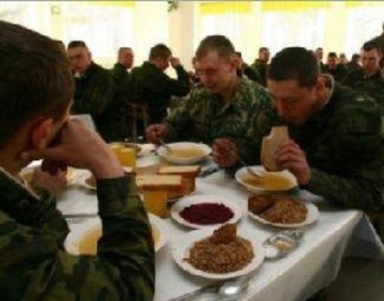 俄国人偏爱浓汤类食物,图为俄军食堂