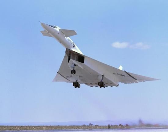 图片:XB-70是罕见的六发轰炸机