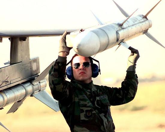 图片:AIM-120空空导弹