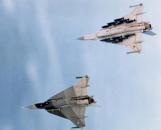 F-16XL 最多可挂22枚炸弹!
