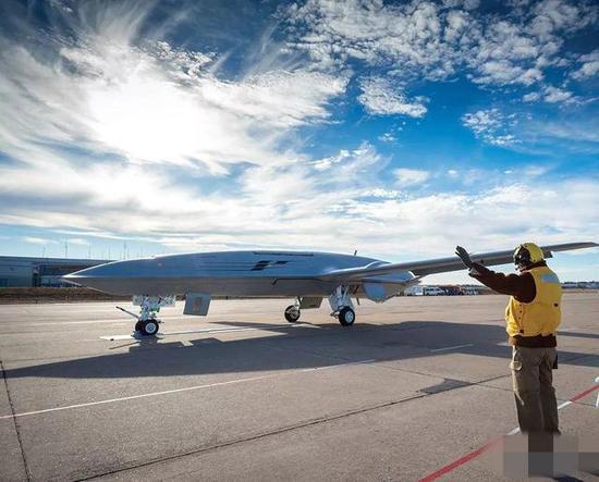 (图为美军神秘的MQ-25“黄貂鱼”,未来可以提供空中加油服务)
