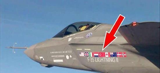图片:在F-35原型机上还印有土耳其的星月国旗。