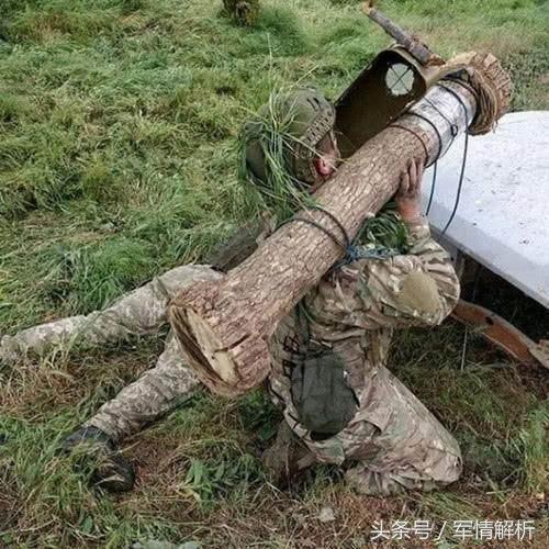 (乌克兰士兵在演习中使用木头代替标枪导弹)