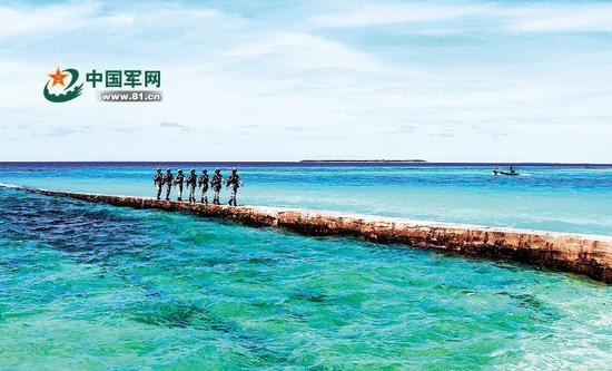 水警区官兵在巡逻途中。