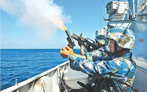 资料图:中国海军护航部队向海上可疑船只发射信号弹示警