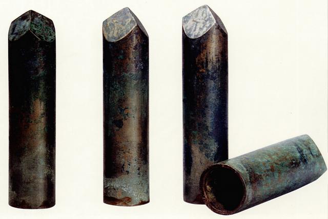 秦俑三号坑出土的青铜殳被认为是一种仪仗兵器而非实战兵器