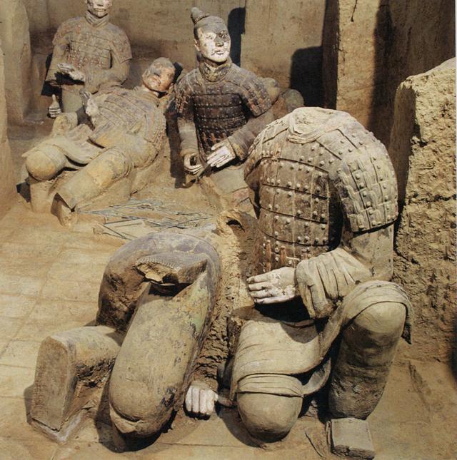 图片:秦俑二号坑披甲的主力弩兵采用跪射姿态,显然所用弩只能手拉张弩,不能采取脚踩等方式