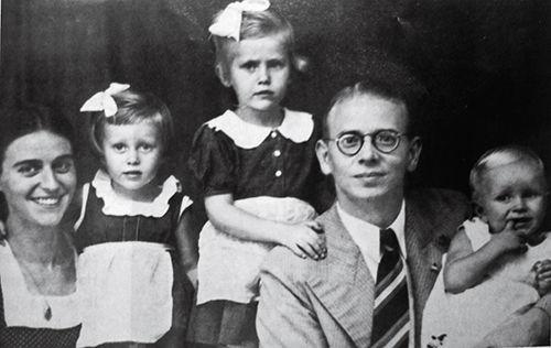 1941年,柏西(左二)和家人在印尼时的照片。