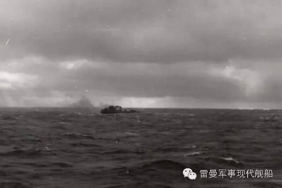 “萤火虫”号终于坚持不住开始倾覆。