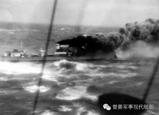 撞击过后,作为小船的“萤火虫”号严重受损,拖着浓烟正在远离希佩尔号。