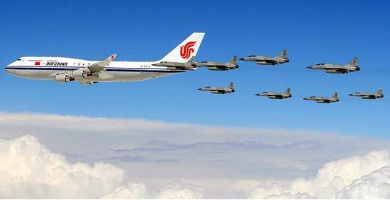 为习近平专机护航的8架巴空军JF-17“雷电”战斗机。
