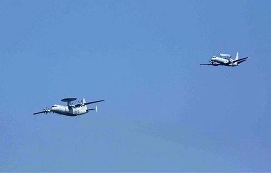 阅兵仪式中,ZDK03型预警机和瑞典产SAAB-2000预警机共同飞行。
