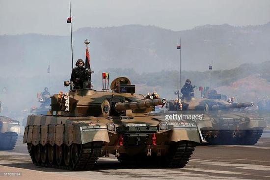 阅兵式上的MBT-2000“哈立德”主战坦克