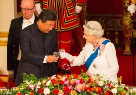 中国国家主席习近平与英国女王在白金汉宫晚宴