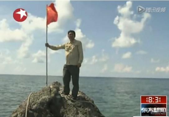 2012年5月9日,东方卫视的记者将五星红旗插上了黄岩岛