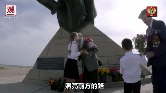 小朋友在纪念碑前向老兵献花