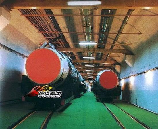 网络图片,中国地下洞库内的东风-4中远程导弹,其射程可以覆盖关岛,未来将被东风-26导弹取代