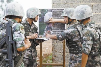 该团官兵探讨墙体头靶射击要领
