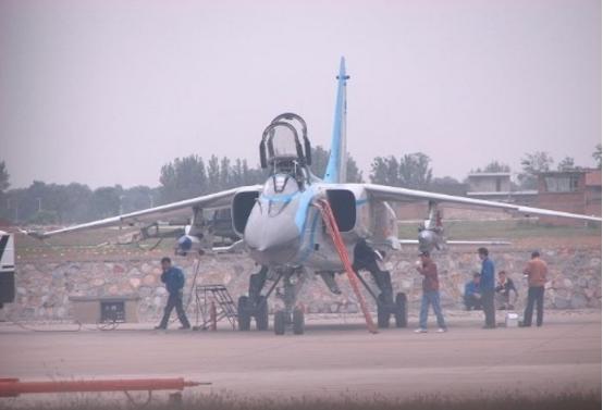 歼轰-7A战斗轰炸机携带鹰击-91反辐射导弹,该导弹比美国当年的STM小一些,但基本性能相似