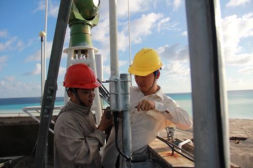 中国移动工程技术人员在南沙修建4G基站