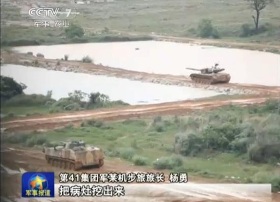 04式步兵战车和96式坦克同台突击的演习画面