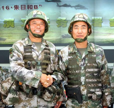 右为“蓝军”旅长满广志,左为“红军”旅长魏德明