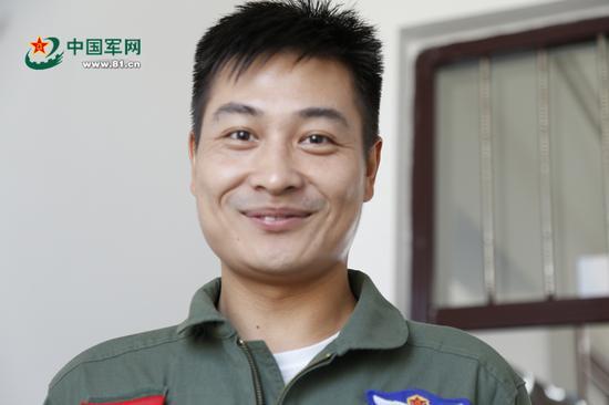 张超飞行训练归来后开心自拍。