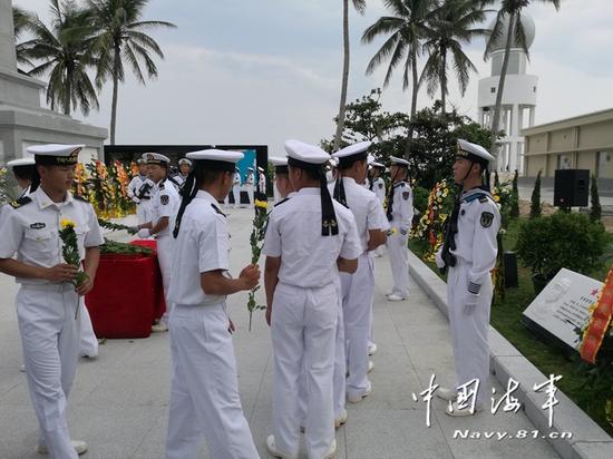 士兵们向西沙海战烈士献花。