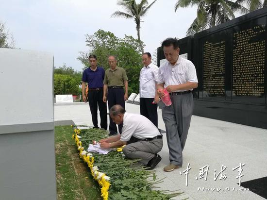 西沙海战功臣祭奠战友