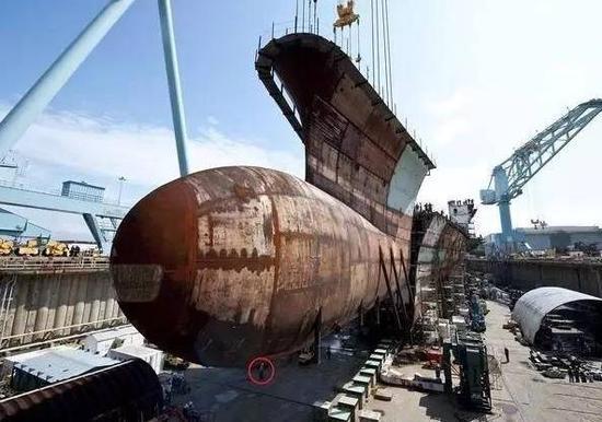 军舰下水时,是否安装球鼻艏,只跟船舶建造和下水方式有关,与造舰技术是否先进无关。