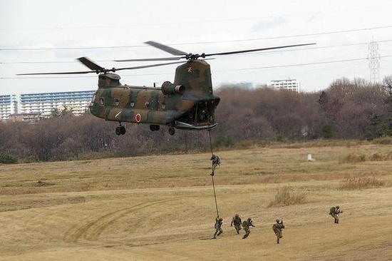 在“第1空挺团伞降训练开训期”期间,队员正通过CH-47重型运输直升机进行快速绳降训练