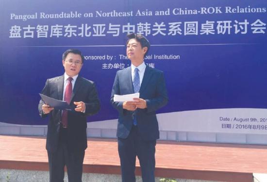 9日在北京,韩国访华议员金英昊(右)与盘古智库秘书长王栋同记者见面。查希摄