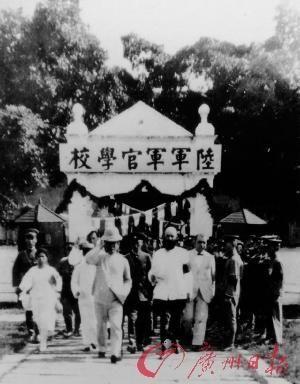 孙中山检阅黄埔军校学生军。