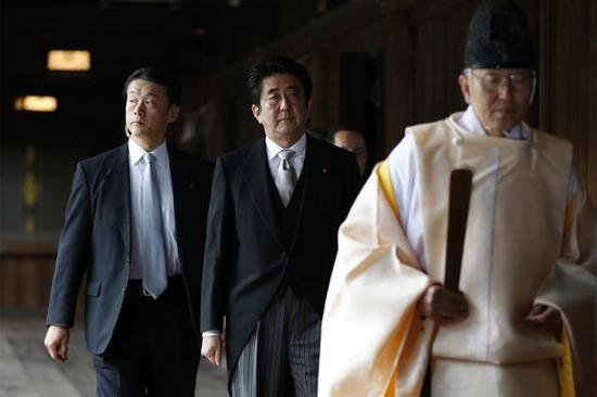 资料图:安倍“拜鬼”