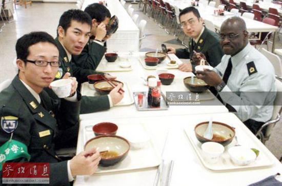 资料图:学员与美军外教吃饭交流。
