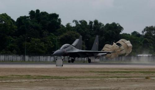 图为在新型机场降落的印度空军SU-30MKI战斗机