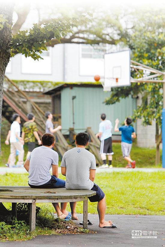 图为“三军总医院北投分院”内,住院官兵趁着傍晚气温适中,到户外运动。来源:中时电子报