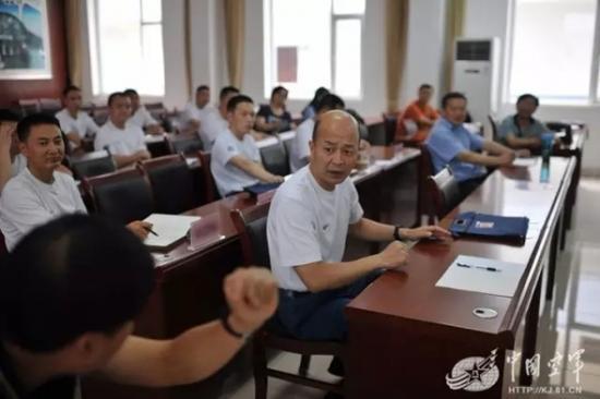 不论是理论还是实践,官兵们都用满腔热情投入到学习之中。