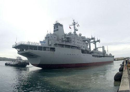 2003年,“青海湖”号访问关岛美军基地。(资料图)
