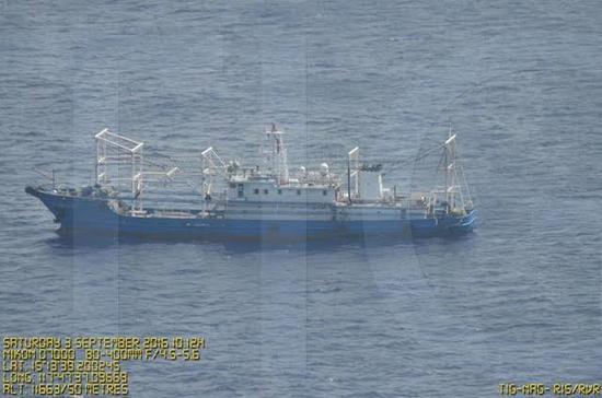 菲律宾军方在黄岩岛海域拍摄的中国民船