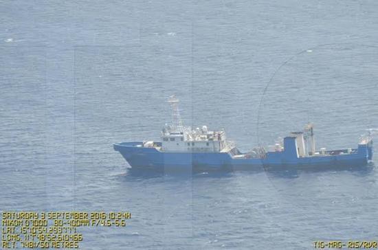 菲律宾军方在黄岩岛海域拍摄的中国民船