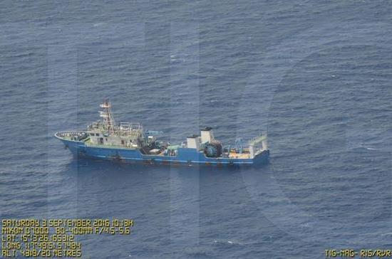 菲律宾军方在黄岩岛海域拍摄的中国民船