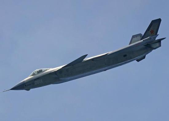 歼-20即使使用现有的发动机,性能也已可以和F-22公平较量