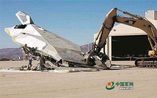 国外媒体公布了美军F-117A“夜鹰”战机被拆毁的照片。
