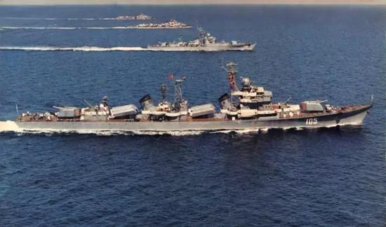 051型首舰济南舰(舷号105)