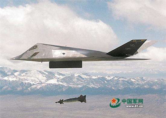 “沙漠风暴”行动中,F-117A“夜鹰”隐形战机率先发动了对伊拉克的军事打击。