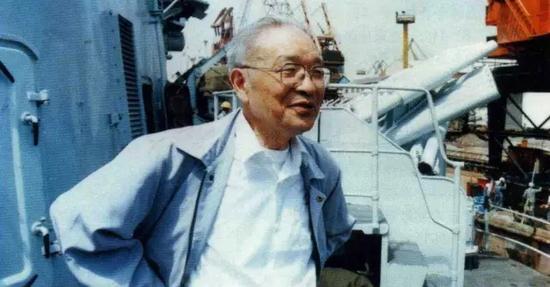 051型驱逐舰设计师潘镜芙,他先后主持设计了我国两代四型驱逐舰。