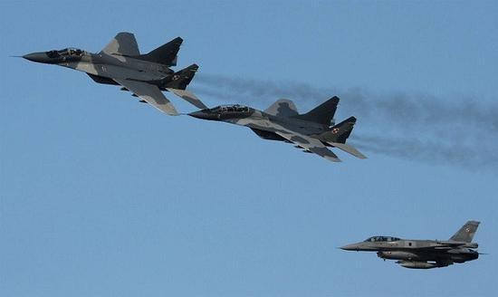 演习米格-29和F-16互有胜负,但是实战F-16取得了一边倒的胜利,预警机起到了决定性的胜利