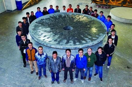 长春光机所制造团队成员与4.03米单体碳化硅反射镜坯合影
