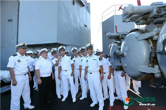 中国海军官兵在俄罗斯海军“特里布茨海军上将”号驱逐舰上参观